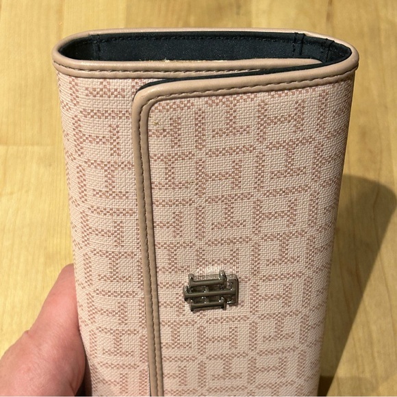 🥉 Tommy Hilfiger TH Monogram Trifold Wallet & Check Book Pink 2 Bill 12 Slot - Picture 4 of 6